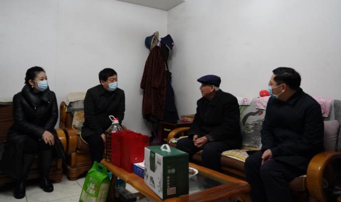 省国资委党委委员、副主任任兴文春节前夕带队走访慰问尊龙凯时集团老党员