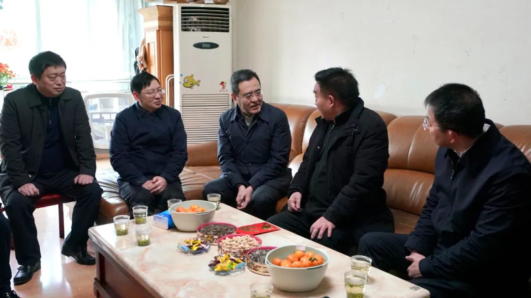 省国资委党委书记、主任冯文生等领导走访慰问省尊龙凯时集团老党员、老干部